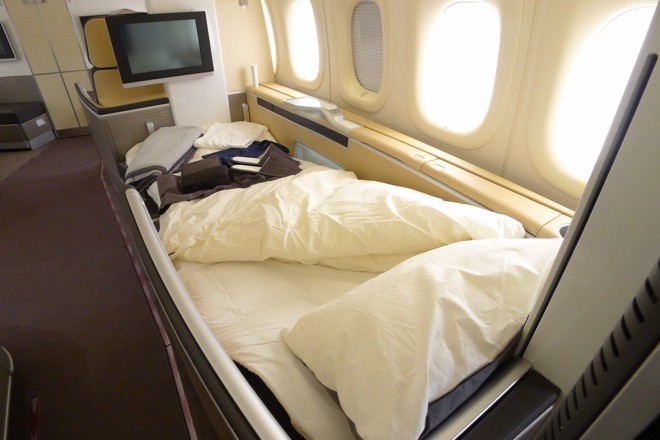 Ngoài ra, khoang VIP còn có giường được bố trí 8 cửa sổ giúp hành khách thỏa thích ngắm khung cảnh bên ngoài trong suốt chuyến bay của mình.
